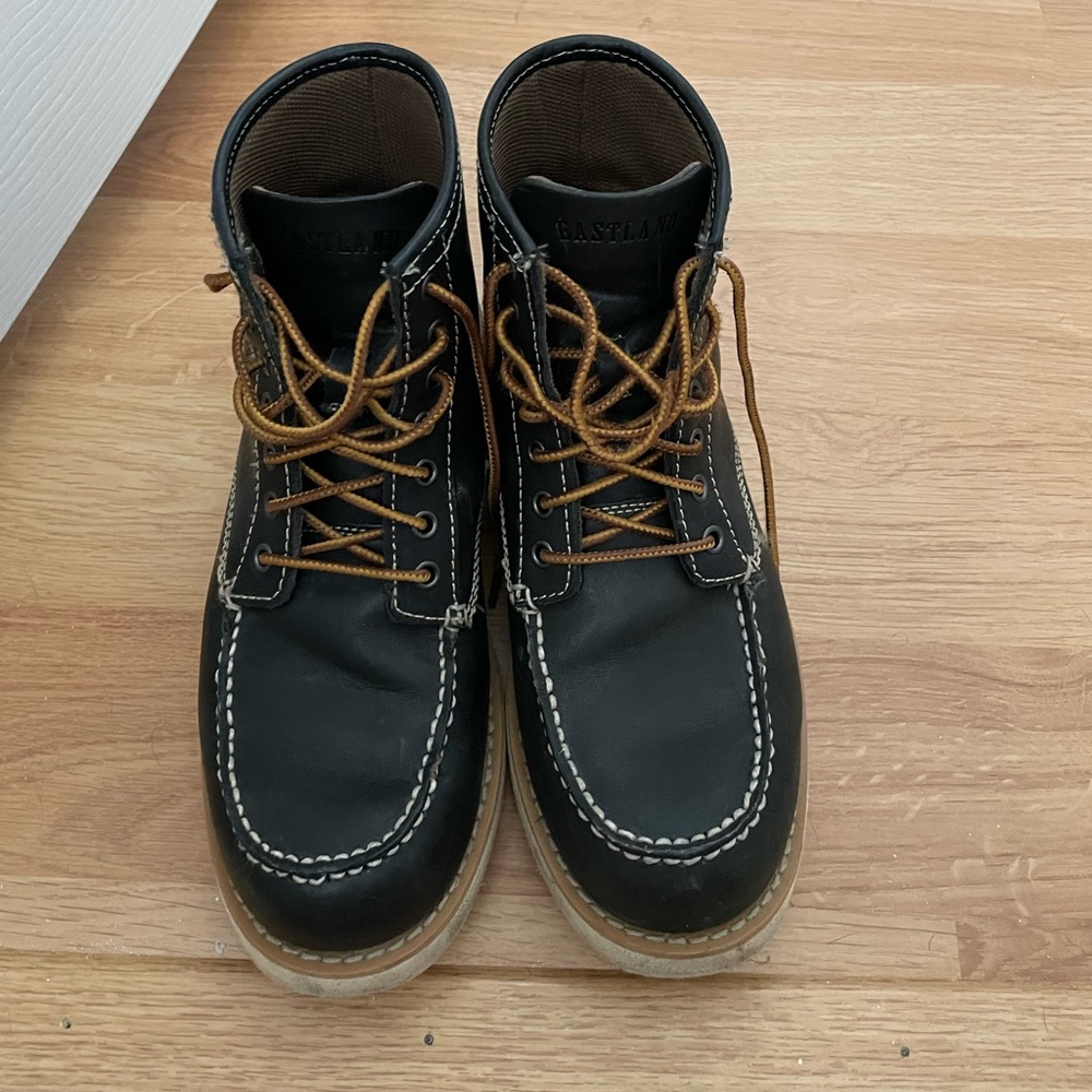 Men’s size 9 D width Navy Eastland boots with moc toe and cushioned sole.
